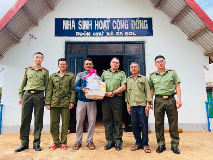 CAH tham hoi, tang qua can bo nhan dip Tet Nguyen dan 2023 2